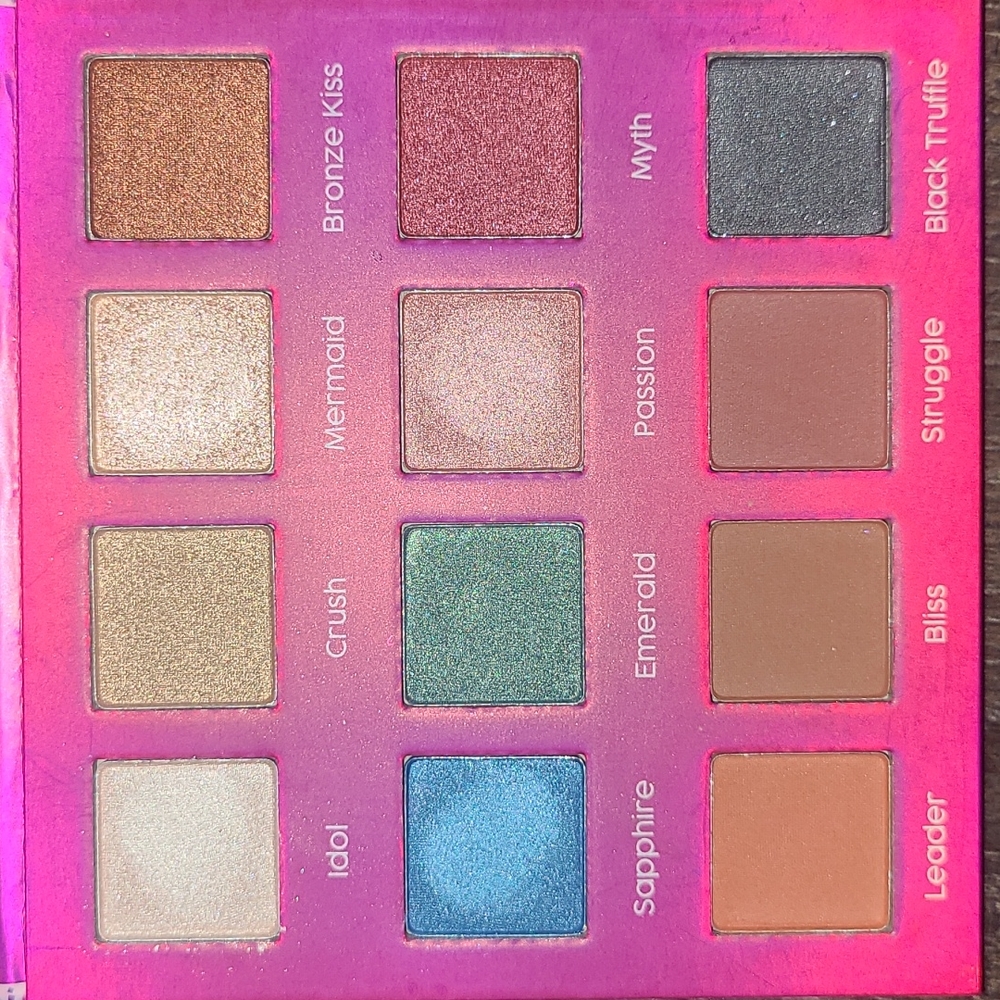 Farmasi Iconic eyeshadow palate
